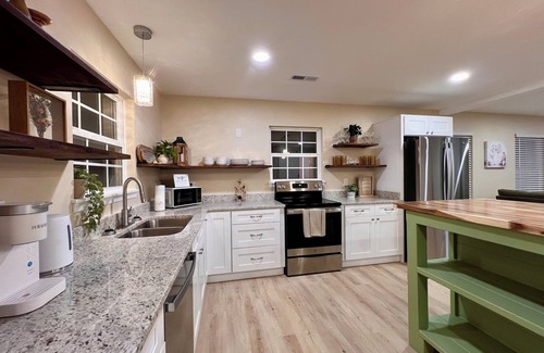 Higdon House | Charming 3-bedroom house With Billiards Room