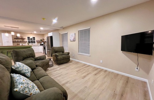 Higdon House | Charming 3-bedroom house With Billiards Room