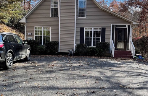 Sylva House | Charming 3-bedroom house with WiFi, AC near peaceful Sylva, Dillsboro and Casino