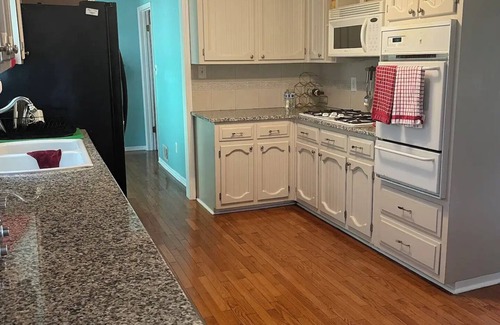Tyrone House | Charming 3-bedroom house in Tyrone with WiFi and AC