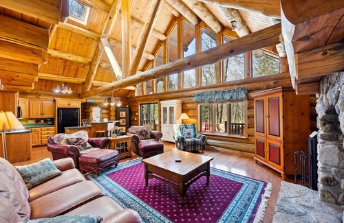 Egg Harbor Cabin | Charming 3-bedroom Log Cabin by the lake