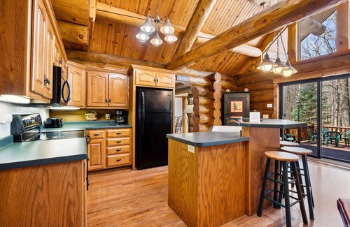 Egg Harbor Cabin | Charming 3-bedroom Log Cabin by the lake