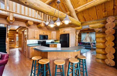 Egg Harbor Cabin | Charming 3-bedroom Log Cabin by the lake
