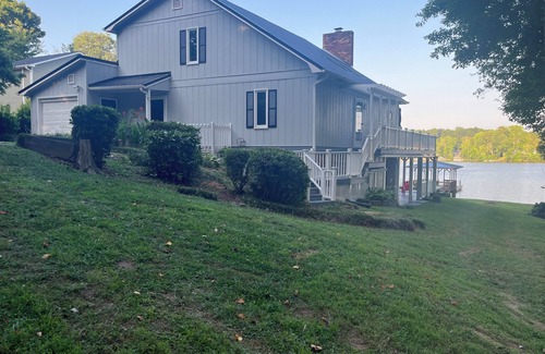 Southmont House | Charming 3-bedroom lakefront house on Abbotts Creek at fabulous High Rock Lake!