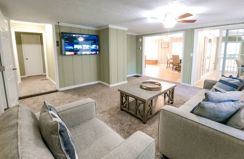 Cumming House | Charming 3 Bedroom Lakeside Cottage with Dock.