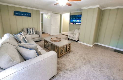Cumming House | Charming 3 Bedroom Lakeside Cottage with Dock.