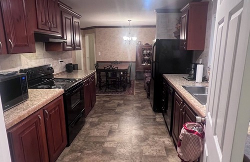 Anderson House | Charming 3-bedroom mobile home with WiFi and AC close to Lake Hartwell