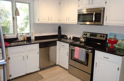 Centerville House | Charming 3-bedroom Pool-house with AC and Wi-Fi in Centerville.