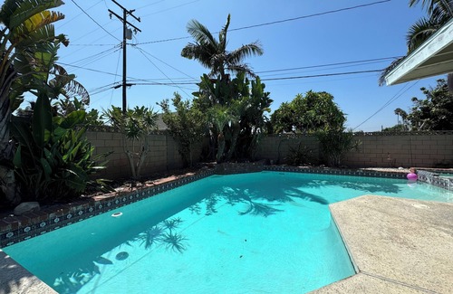 Sherwood Forest and Thistle Development House | Charming 3-bedroom single house in Anaheim with WiFi, AC. Close to DISNEYLAND