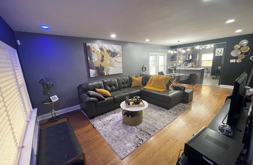 West Pullman House | Charming 3-bedroom smart house in fabulous Chicago with AC, WiFi