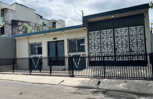 San Salvador House | Charming 3-bedroom house with AC and WiFi in delightful San Salvador