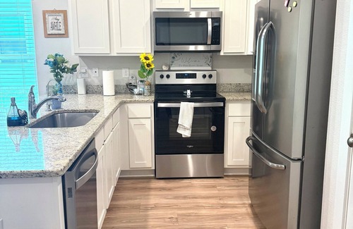 Pine Forest House | Charming 3-bedroom townhome with WiFi and AC near I-10