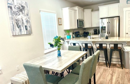 Pine Forest House | Charming 3-bedroom townhome with WiFi and AC near I-10