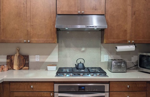 Communications Hill House | Charming 3-bedroom townhome in soothing San Jose - Golden hour retreat