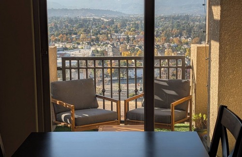 Communications Hill House | Charming 3-bedroom townhome in soothing San Jose - Golden hour retreat