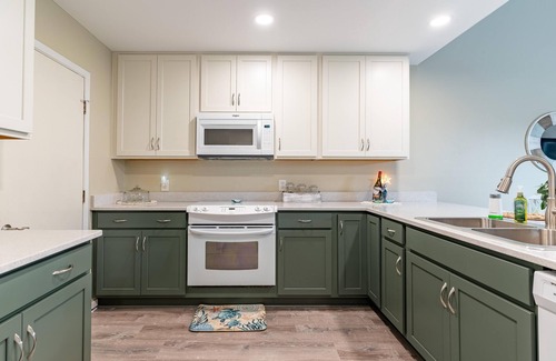 Shalimar House | Charming 3-bedroom townhome in Shalimar with WiFi
