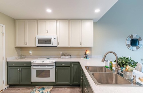 Shalimar House | Charming 3-bedroom townhome in Shalimar with WiFi