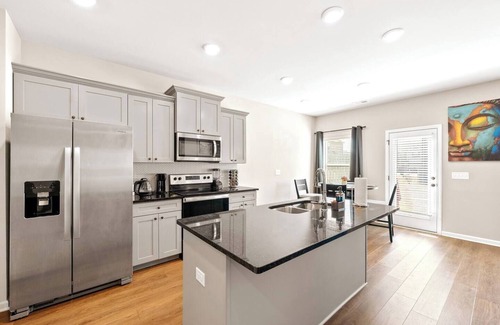 Cliftondale House | Charming 3-bedroom townhome in amazing Atlanta with WiFi, AC and King Bed