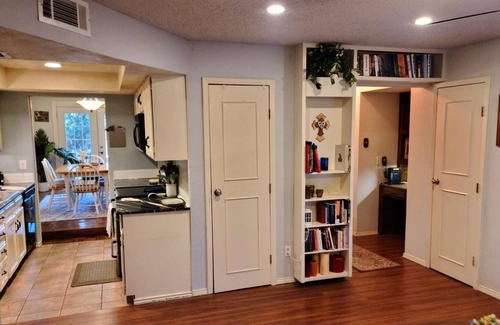 Bedford House | Charming 3-bedroom Townhome with Fireplace and Private Patio