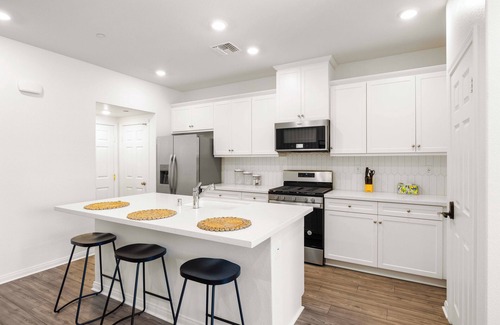 Ontario House | Charming 3-bedroom townhome with warm pool 10mins Ontario Airport