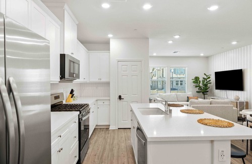 Ontario House | Charming 3-bedroom townhome with warm pool 10mins Ontario Airport