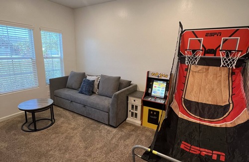 Pumpkin Center House | Charming 3 bedroom + game room in SW Bakersfield