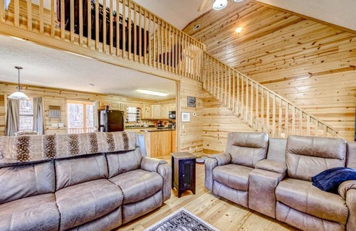 Blairsville Cabin | Charming 3 bedroom, 3 bathroom Cabin w/Game room. Wifi, wrap around porches