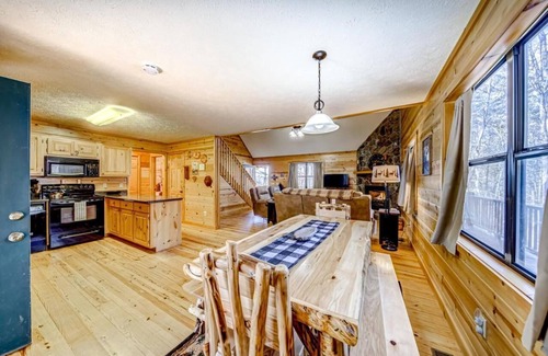 Blairsville Cabin | Charming 3 bedroom, 3 bathroom Cabin w/Game room. Wifi, wrap around porches