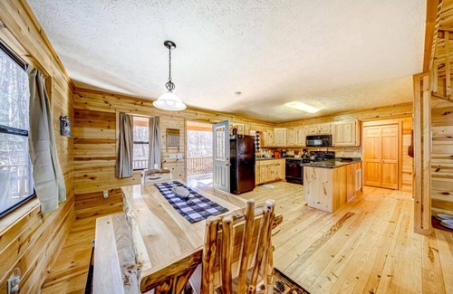 Blairsville Cabin | Charming 3 bedroom, 3 bathroom Cabin w/Game room. Wifi, wrap around porches