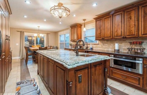 Bolingbrook House | Charming 3-bedroom house in Bolingbrook with AC, WiFi , chef kitchen for brunch
