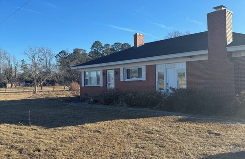 Skippers Corner House | Charming 3-bedroom house with AC, WiFi in quaint Castle Hayne