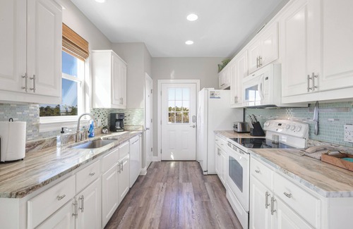 Morgantown House | Charming 3-bedroom house, heated pool, close to the beach, pickleball courts!