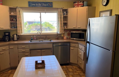 Topsail Beach Cottage | Charming 3-bedroom Oceanfront cottage with WiFi and AC in Topsail Beach