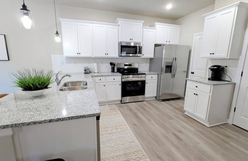 Huntersville House | Charming 3-bedroom with AC and WiFi in Huntersville - Newly Built
