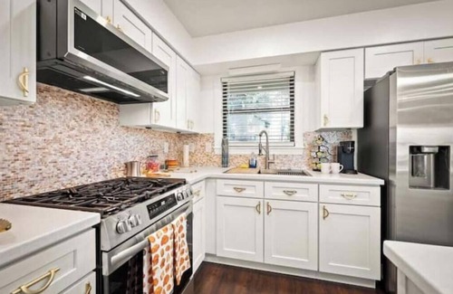 Englewood Cottage | Charming 3-bedroom cottage in wonderful Jacksonville with AC