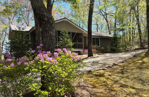 Lake Toxaway House | Charming 3-bedroom 3-bath house just 3 minutes from the Greystone Inn.
