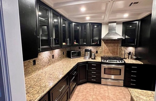 Reseda House | Charming 3-bedroom house with WiFi, pool and jacuzzi in Los Angeles