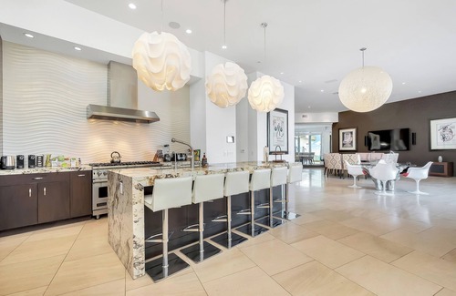 The Bird Streets House | Charming 3-bedroom estate in beautiful Los Angeles with WiFi, AC, fitness room