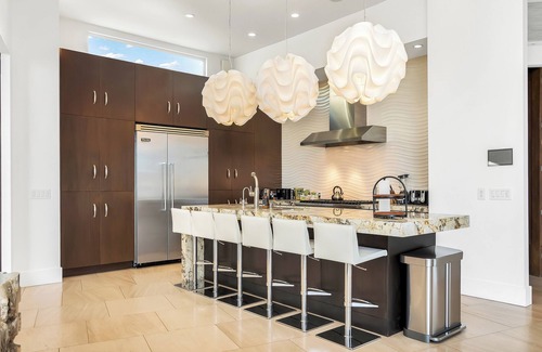 The Bird Streets House | Charming 3-bedroom estate in beautiful Los Angeles with WiFi, AC, fitness room