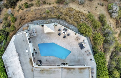 The Bird Streets House | Charming 3-bedroom estate in beautiful Los Angeles with WiFi, AC, fitness room
