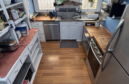Larchmont House | Charming 3-bedroom larchmont 1800+ sq ft parking fast internet