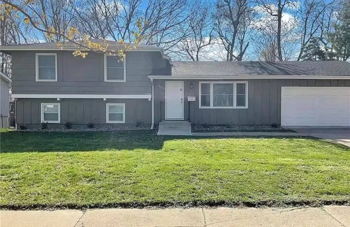 Overland Park House | Charming 3-bedroom house in nice Overland Park with AC, WiFi