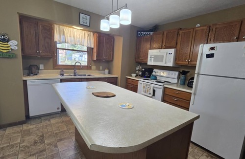 Prudenville House | Charming 3-bedroom, 2-bath house with WiFi and AC near Houghton Lake