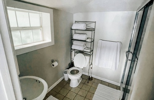 Rogersville House | Charming 3-bedroom house with Wi-Fi ,AC and water views in Rogersville.