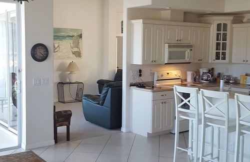 Long Meadow House | Charming 3-bedroom bungalow in delightful Rotonda - WiFi, AC, pool, canal view