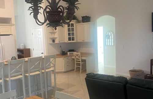 Long Meadow House | Charming 3-bedroom bungalow in delightful Rotonda - WiFi, AC, pool, canal view