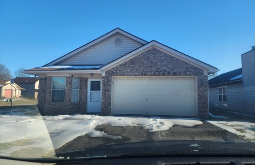 Sellersburg House | Charming 3-bedroom bungalow with AC and WiFi in lovely Sellersburg