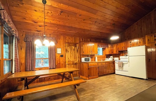 Reeders Cabin | Charming 3 Bedroom Cabin in the Poconos on Private Resort