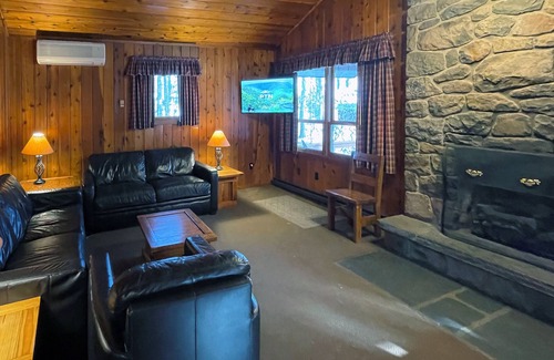 Reeders Cabin | Charming 3 Bedroom Cabin in the Poconos on Private Resort