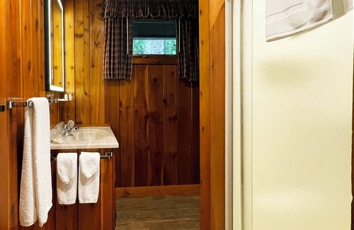 Reeders Cabin | Charming 3 Bedroom Cabin in the Poconos on Private Resort